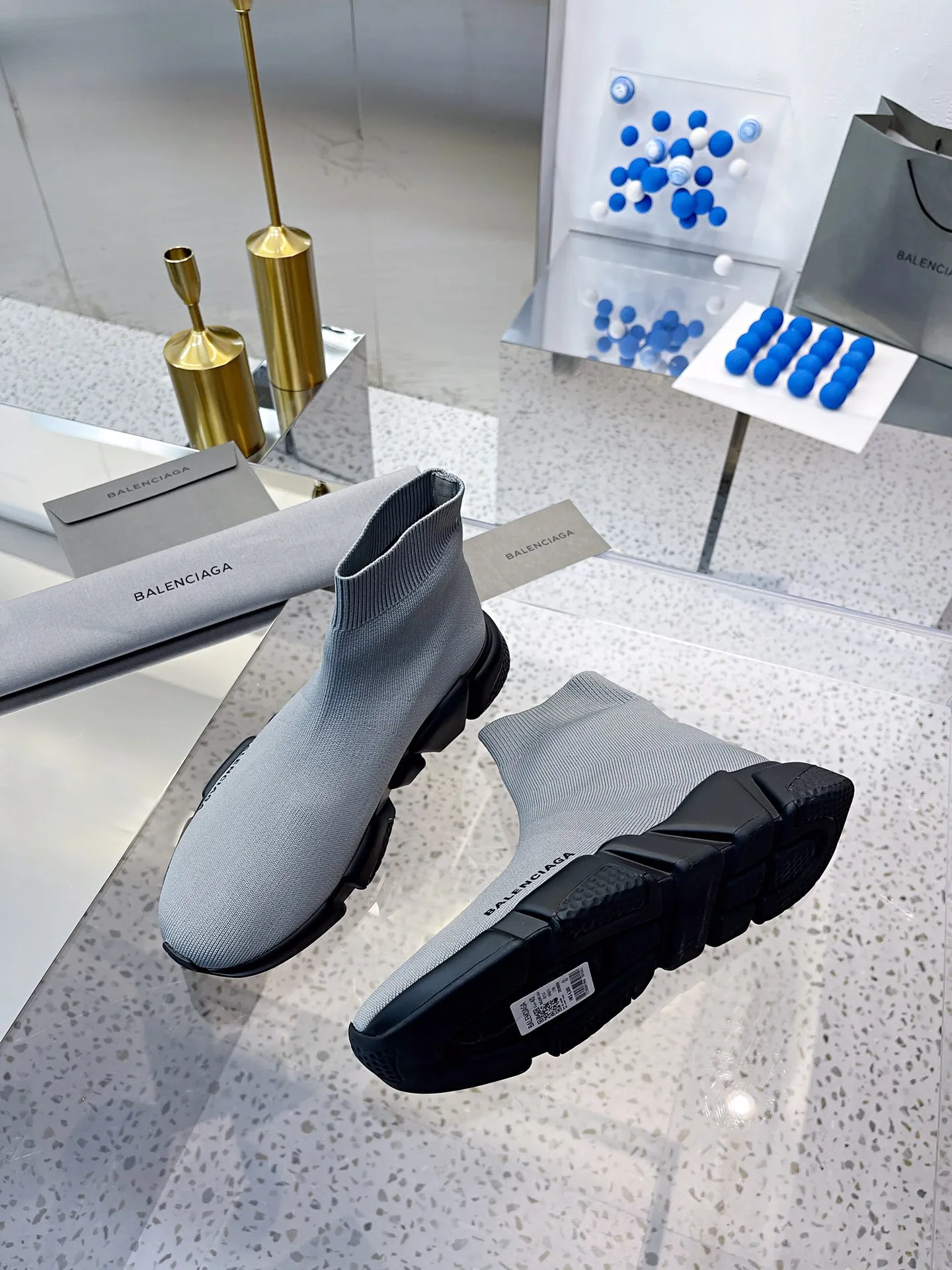 👟👟Ex-factory price 400👟👟 Balenciaga classic sock boots, originally produced by the factory, purchasing agent level. The latest original outsole mold, (TPU ten-vacuum outsole, the highest version on the market, please do not compare prices with TPR outsole, don’t bother if you don’t know the product) The black, white and red three-color vacuum sole shows high-end luxury. •Upper: elastic fly weave double-layer composite gold wire high-elastic knitted mesh cotton •Inner lining: imported double-sided velvet, which is comfortable and resilient to shape •Insole: original imported terry cloth, breathable but not fading •Sole: TPU ten-vacuum outsole (to eliminate pores) •Packaging: full set of packaging (certificate, invoice, cloth bag, handbag) •Size: 34-45 standard code (34, 45, 46.47 can be customized and are not returnable)